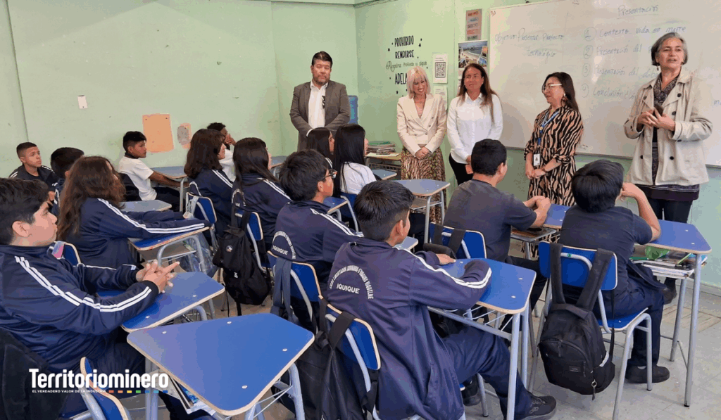 Fundación Collahuasi dona mobiliario escolar a estudiantes de Iquique y Alto Hospicio