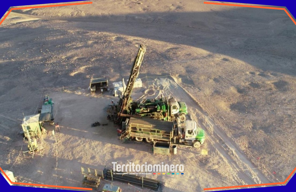 Antofagasta Minerals logra aprobación ambiental para prospección minera Cachorro en Sierra Gorda Sondaje minero de Antofagasta Minerals en proyecto Cachorro, Sierra Gorda, mostrando perforaciones superficiales y subterráneas para caracterización de depósitos.
