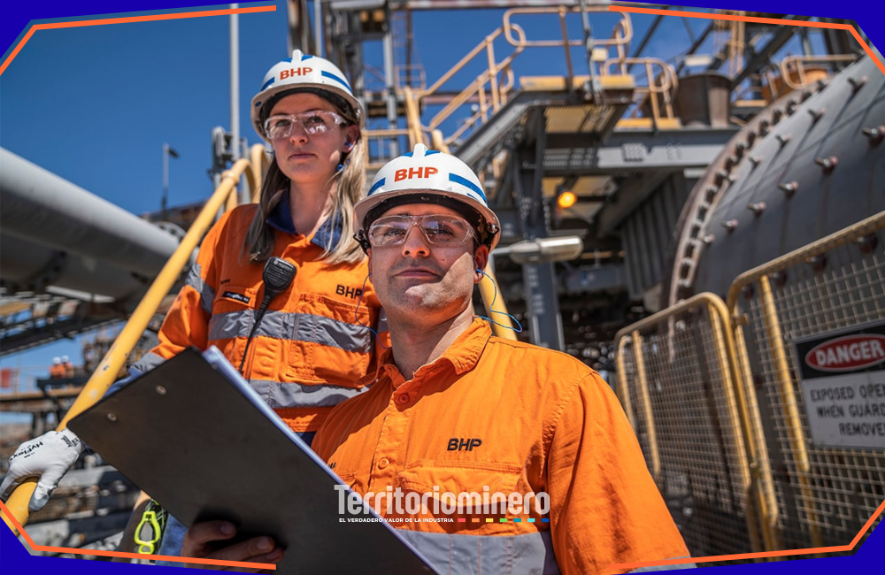 Oportunidades laborales en BHP Chile: perfiles técnicos, profesionales y estudiantes Empleados de BHP en faena minera durante operaciones de planta y desarrollo tecnológico en Chile.