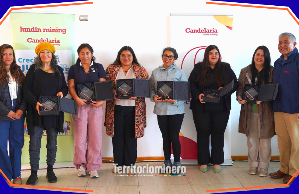 Emprendedores y autoridades locales durante la ceremonia de adjudicación del Fondo Concursable Creciendo Juntos 2025 en Atacama.