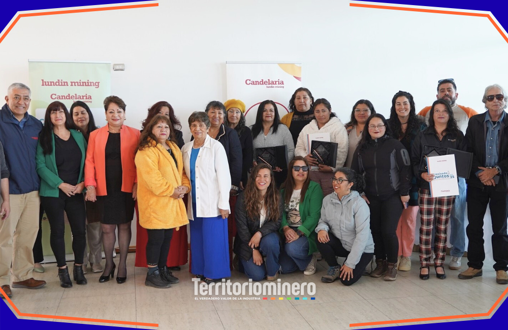 Emprendedores y autoridades locales durante la ceremonia de adjudicación del Fondo Concursable Creciendo Juntos 2025 en Atacama.