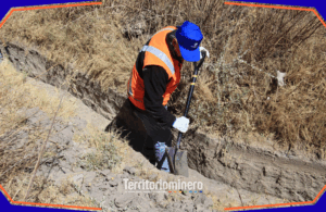 Trabajadores de Codelco y vecinos del Valle de Lasana participan en la tradicional limpieza de canales en Calama.