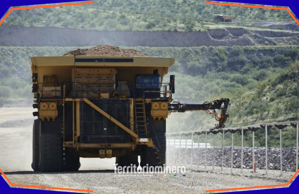 Codelco y Finning impulsan prueba de camiones electrificados en minería del cobre Camión minero Cat 798 AC en pruebas de electrificación en División Radomiro Tomic, proyecto Codelco y Finning.