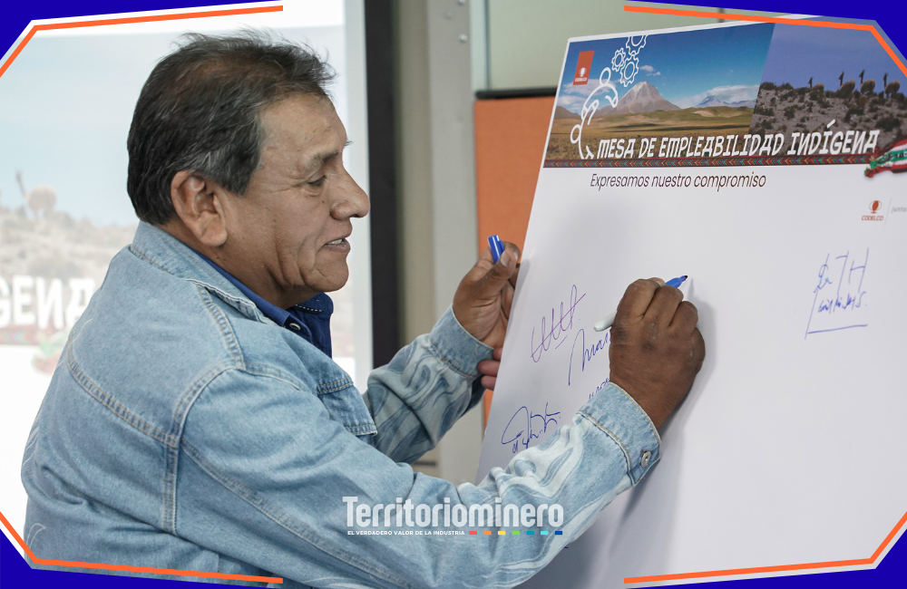 Firma simbólica de compromiso entre Codelco y líderes del Alto El Loa.
