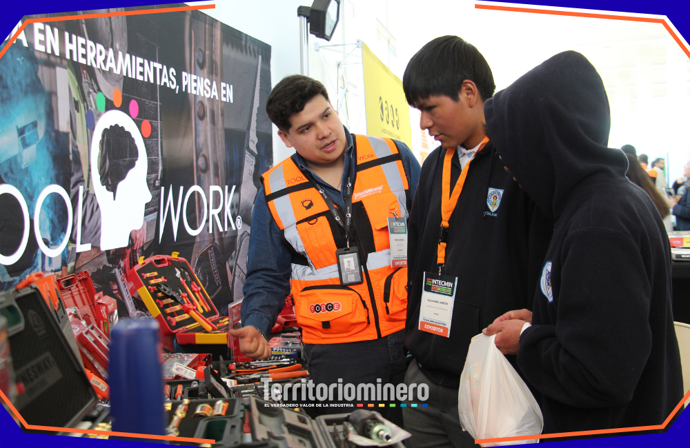 Intecmin 2025: Codelco impulsa innovación y sustentabilidad desde Calama Ejecutivos de Codelco y representantes de Chuquicamata durante la Feria Intecmin 2025 en Calama, destacando innovación y sustentabilidad.