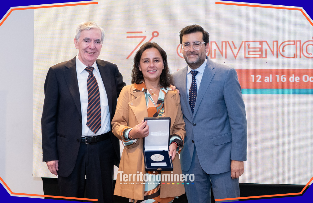 Collahuasi recibe premio por formación técnico profesional y empleabilidad minera Ceremonia de entrega del premio José Tomás Urmeneta 2025 a Collahuasi por su Programa de Empleabilidad en educación técnico profesional minera.