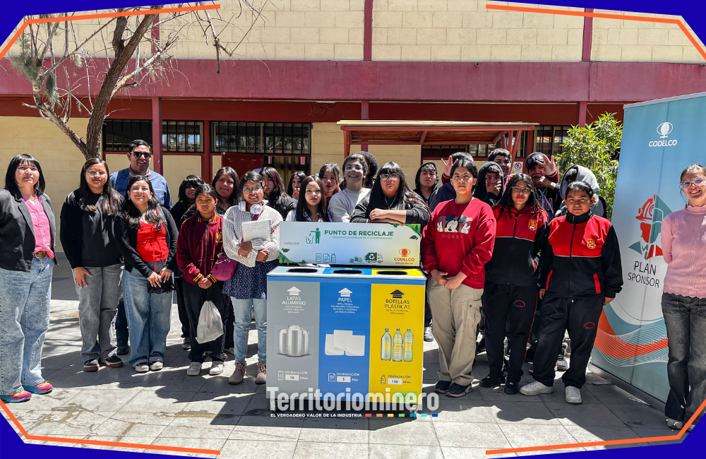 División Gabriela Mistral impulsa reciclaje y educación ambiental en Liceo Eleuterio Ramírez de Calama Punto de reciclaje instalado por DGM en Liceo Eleuterio Ramírez de Calama durante charla ambiental.