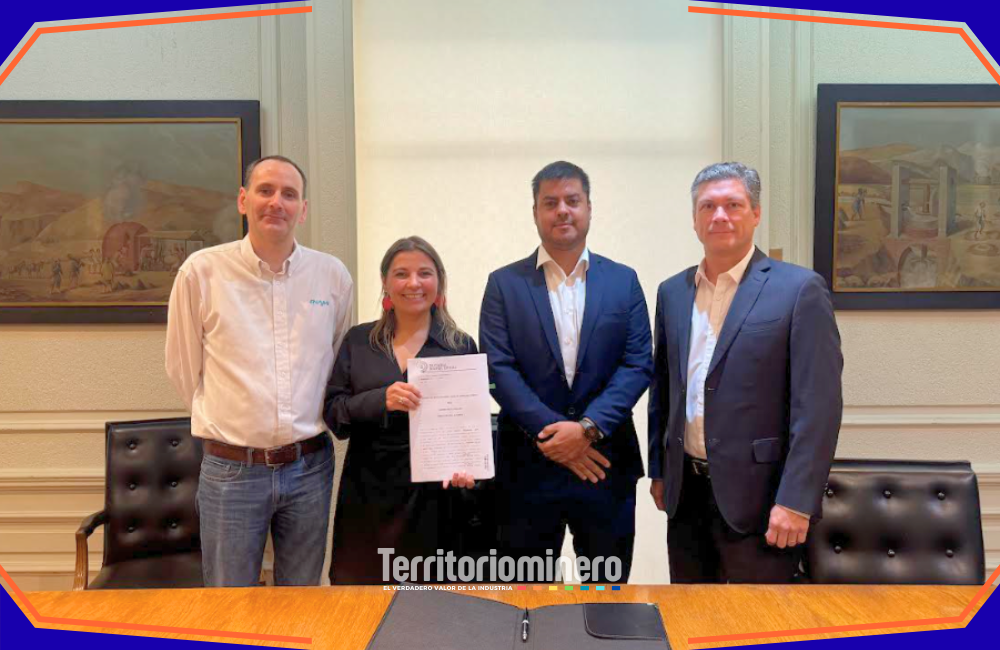 Capstone Copper acuerda opción de compra sobre concesiones mineras de ENAMI Autoridades de ENAMI y Capstone Copper Chile durante la firma del acuerdo minero en la Región de Atacama.