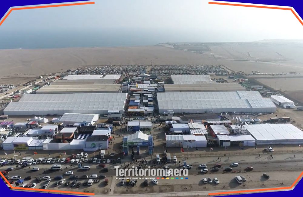 Vista general de Exponor en Antofagasta, con expositores internacionales presentando innovaciones mineras y energéticas.