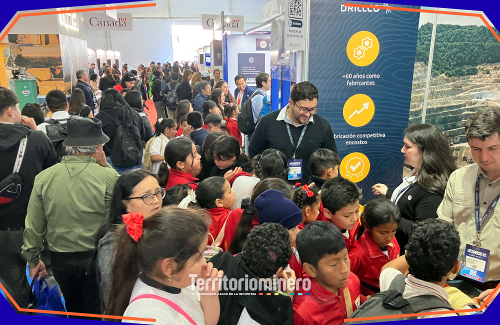 Autoridades y empresarios en EXPO FOREDE 2025 en Copiapó, evento clave para la inversión minera sostenible.