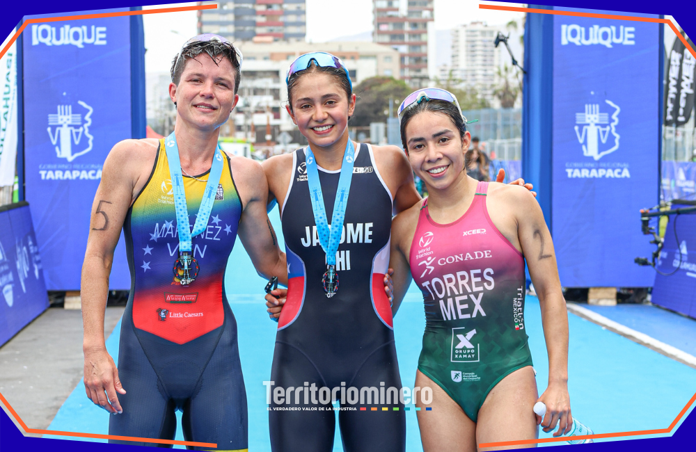 Triatletas compitiendo en la Copa Premium de Triatlón 2025 en Iquique, con apoyo de Collahuasi, borde costero urbano y ceremonia de premiación.