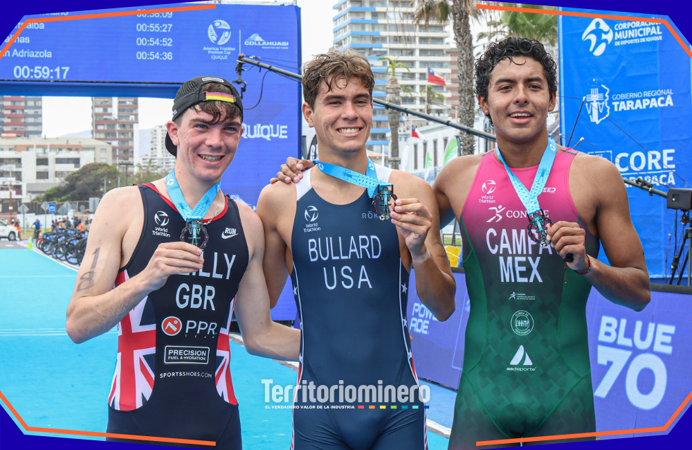 Triatletas compitiendo en la Copa Premium de Triatlón 2025 en Iquique, con apoyo de Collahuasi, borde costero urbano y ceremonia de premiación.