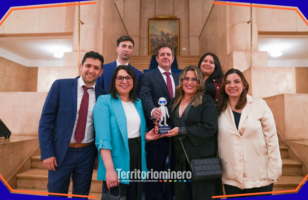 Equipo de Lomas Bayas recibe el Premio de Comunicación Inclusiva 2025 por promover accesibilidad y diversidad en la industria minera chilena.