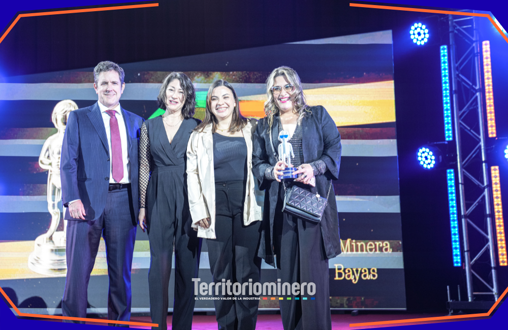 Lomas Bayas gana el Premio de Comunicación Inclusiva en los “Miradas Compartidas Awards 2025” Equipo de Lomas Bayas recibe el Premio de Comunicación Inclusiva 2025 por promover accesibilidad y diversidad en la industria minera chilena.