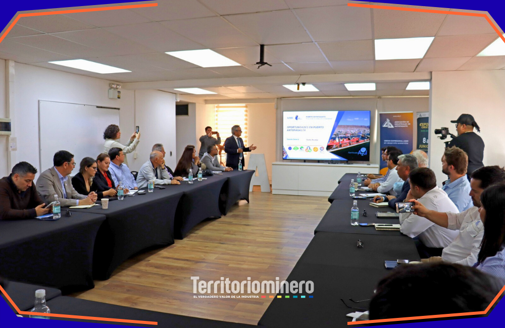 Puerto Antofagasta presenta proyectos estratégicos ante el Consejo de Logística AIA Carlos Escobar, gerente general de Puerto Antofagasta, expone proyectos estratégicos ante empresas del Consejo de Logística AIA.