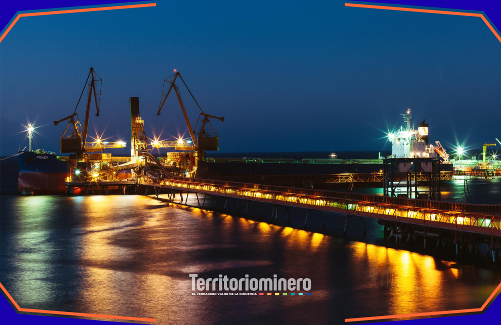 Interrupciones portuarias en norte de Chile: impacto en minería y logística Trabajadores y camiones detenidos en puerto del norte de Chile durante paro portuario, afectando la logística y la cadena de suministro minera.