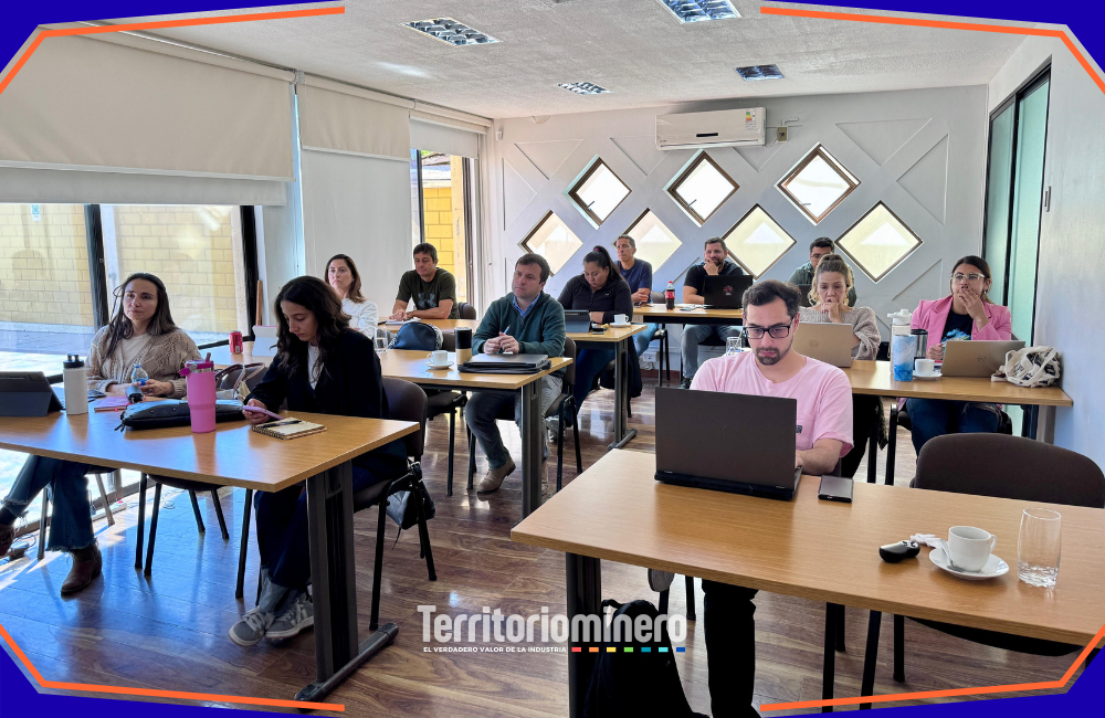 Joaquín Villarino, presidente del Consejo Minero, realiza clase magistral a jóvenes líderes gremiales del diplomado CORPROA en Atacama.