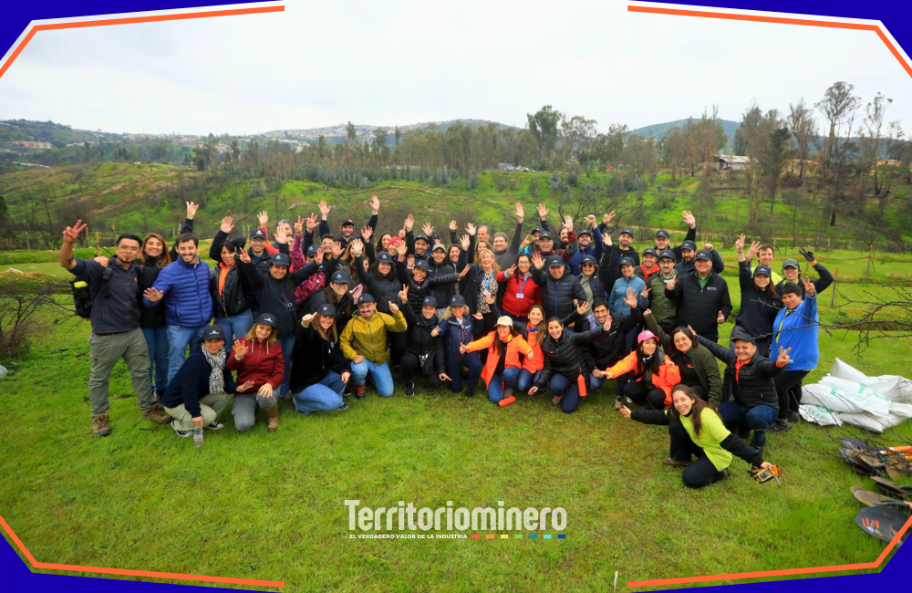 Consejo Minero y Desafío Levantemos Chile ganan premio Eikon 2025 Autoridades del Consejo Minero y Desafío Levantemos Chile recibiendo el premio Eikon por reconstrucción del Jardín Botánico de Viña del Mar.