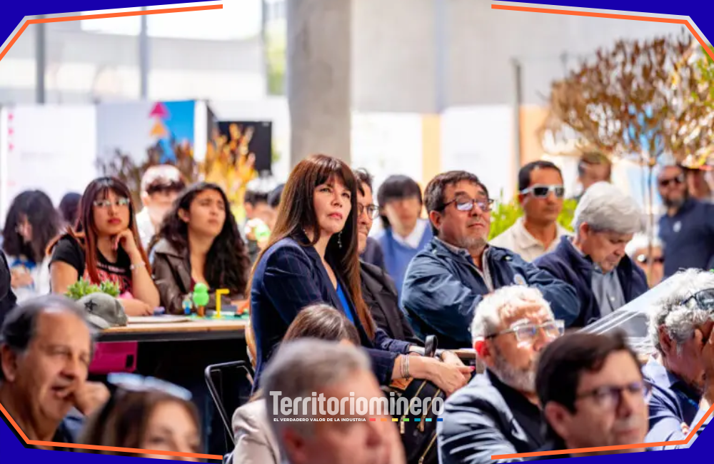 Autoridades, académicos y representantes comunitarios dialogan sobre desarrollo urbano sostenible durante el seminario Ciudad Incremental en Antofagasta.
