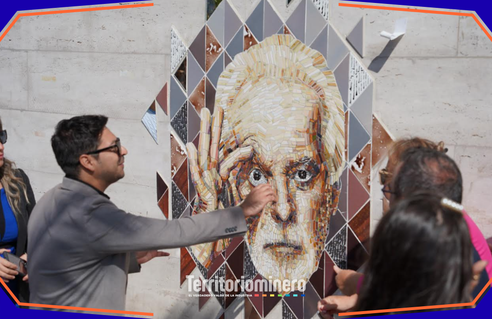 Mosaicos instalados en el edificio consistorial de Tocopilla que homenajean a cuatro referentes locales.