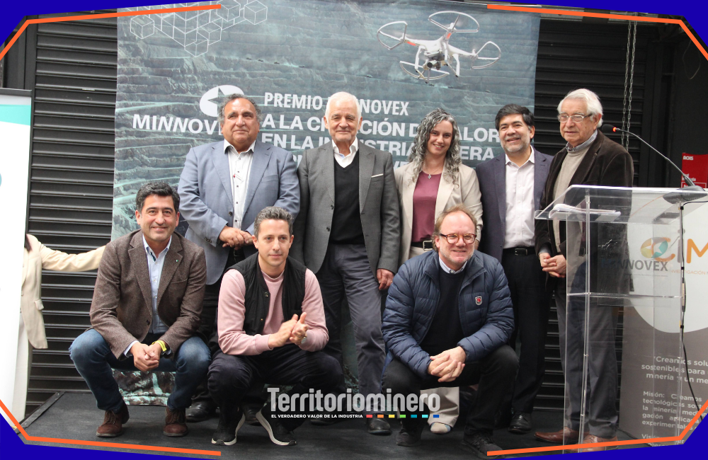 Iván Valenzuela Rabí recibe el Premio Minnovex Fernando Riveri por su aporte a la innovación minera sustentable.