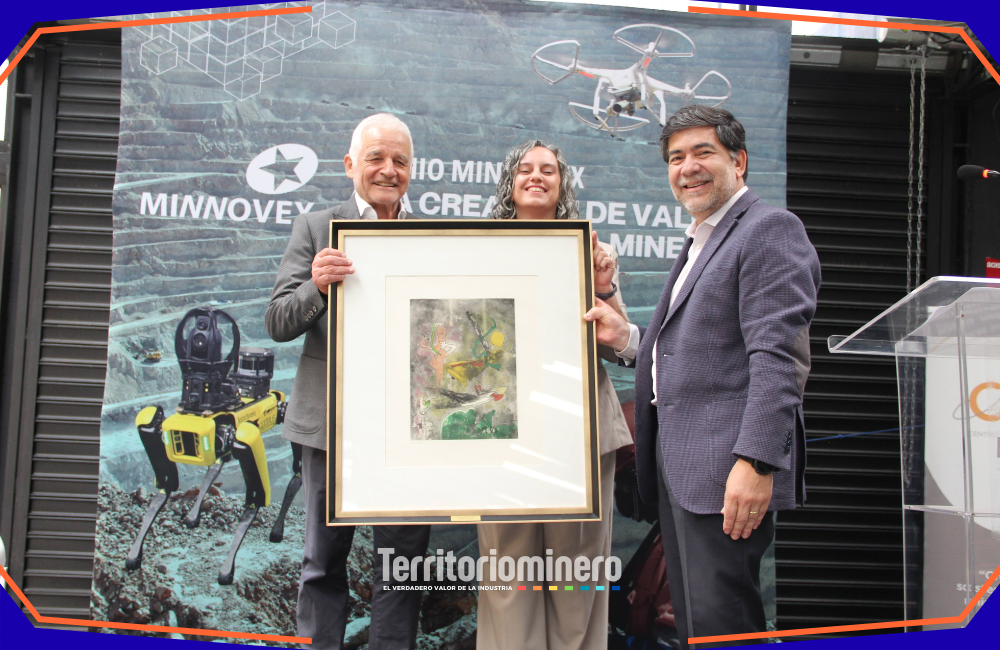 Minnovex reconoció a Iván Valenzuela Rabí por su aporte a la innovación minera sustentable Iván Valenzuela Rabí recibe el Premio Minnovex Fernando Riveri por su aporte a la innovación minera sustentable.