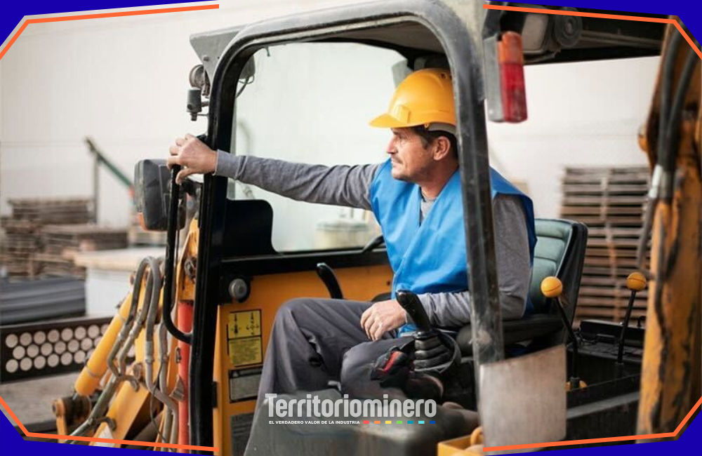 SENCE y Mine Class superan 21 mil inscripciones en cursos mineros Personas realizando cursos en línea relacionados con minería y formación técnica en Chile.