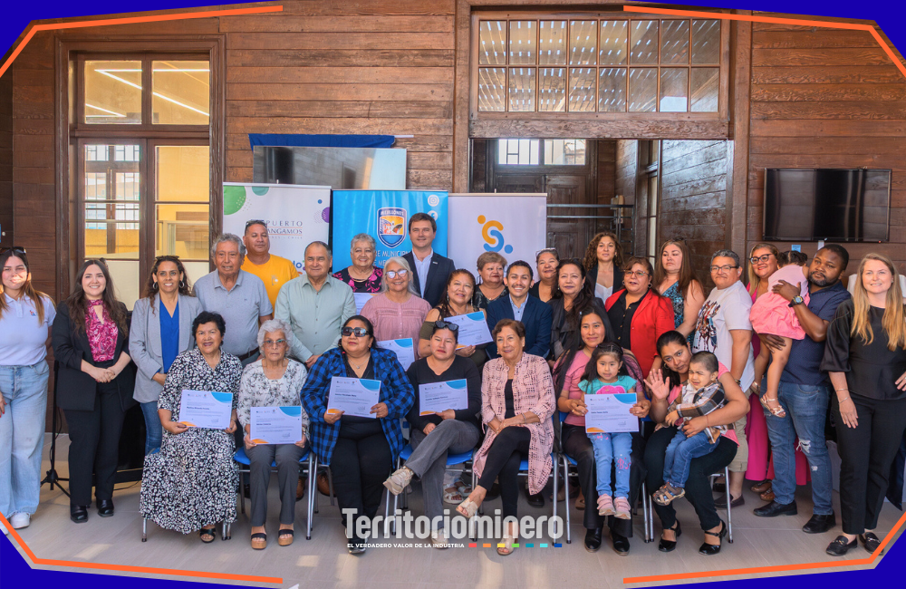 Puerto Angamos impulsa nuevo programa de habilidades digitales para personas mayores en Mejillones Adultos mayores de Mejillones aprendiendo a usar teléfonos móviles durante taller de alfabetización digital.