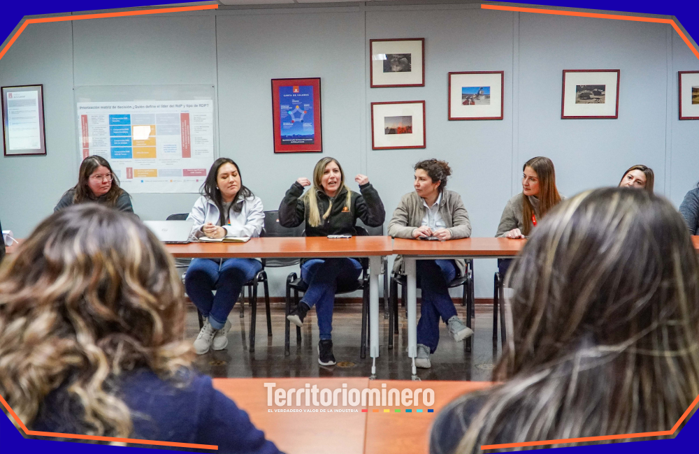 Minería con enfoque inclusivo: nace la Red de Mujeres de División Gabriela Mistral Trabajadoras de la División Gabriela Mistral participan en el lanzamiento de la Red de Mujeres DGM en Sierra Gorda.