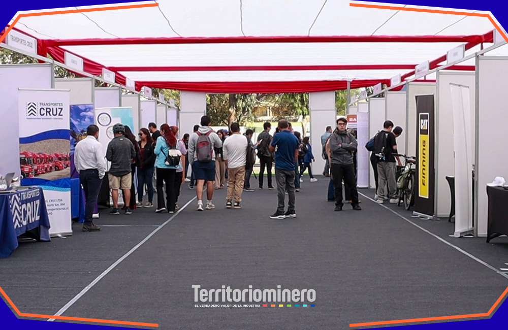 Estudiantes y empresas mineras participando en la Feria Laboral UDA–Lundin Mining en Atacama.