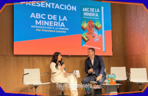 Francisco Lecaros presenta su libro “ABC de la minería” durante el lanzamiento realizado en Santiago en diciembre de 2025.
