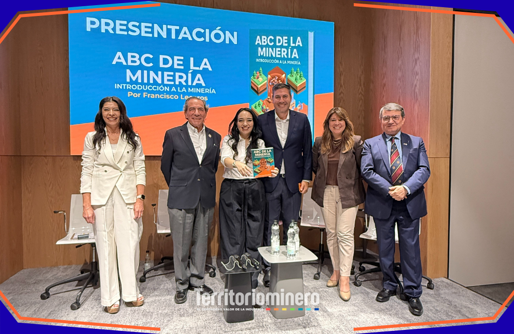 Francisco Lecaros presenta su libro “ABC de la minería” durante el lanzamiento realizado en Santiago en diciembre de 2025.