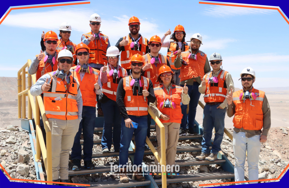 Investigadores del ARMMIC 25 conocen in situ procesos productivos de Ministro Hales Académicos y estudiantes del ARMMIC 25 durante recorrido por rajo Mina Ministro Hales.