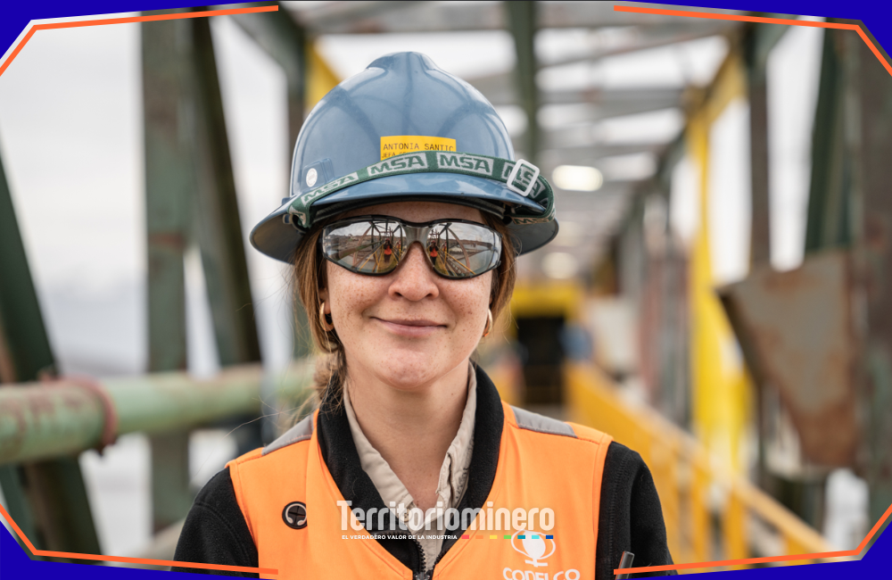 Antonia Santic: “En El Teniente estamos preparando a las personas y los equipos para volver a producir” Antonia Santic, jefa de la Unidad de Recuperación de Agua e Hidrometalurgia de Codelco División El Teniente, durante labores de seguridad y supervisión operativa en planta.