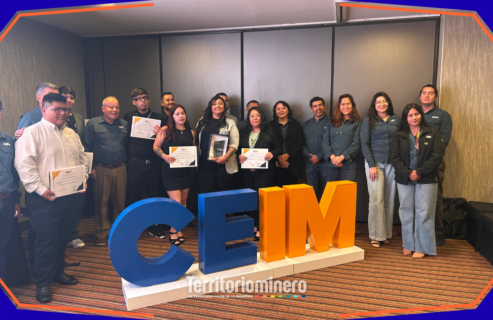 CEIM certifica primera generación de su Escuela de Oficios en Iquique Egresados de la Escuela de Oficios CEIM recibiendo certificación en Iquique.