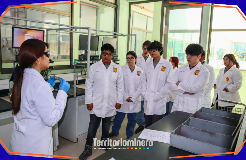 Estudiantes del Liceo Polivalente Domingo Latrille recorren el Laboratorio Químico Central de Chuquicamata junto a profesionales de Codelco.