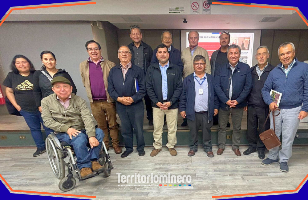 Jornada Técnica 2025 del COPRESEM refuerza implementación de la Política Nacional de Seguridad Minera Expositores y especialistas analizando los avances de la Política Nacional de Seguridad Minera en la Jornada Técnica 2025 del COPRESEM.
