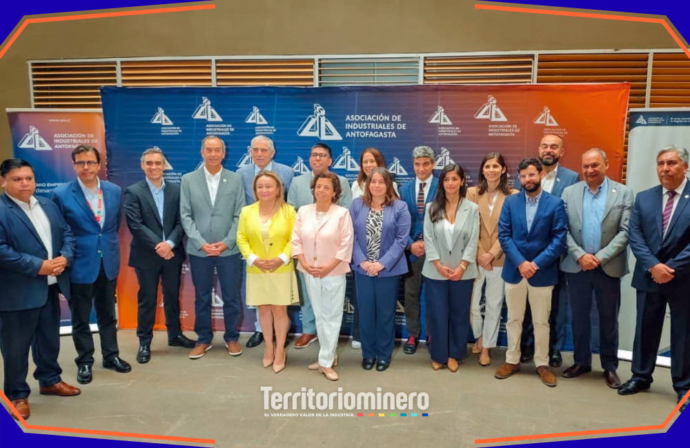 Gobierno presenta estrategia para fortalecer y escalar a proveedores mineros Autoridades y representantes del sector minero durante el lanzamiento de la Estrategia de Desarrollo de Proveedores en Antofagasta.