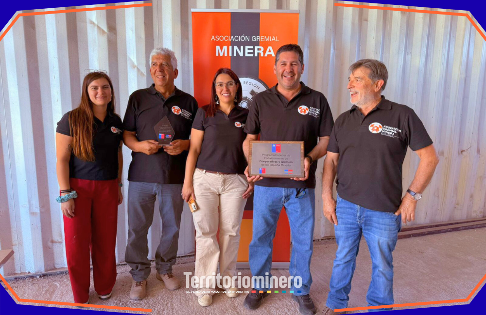 Autoridades entregan equipamiento y capacitación en seguridad a pequeños mineros de Chancón en ceremonia regional.