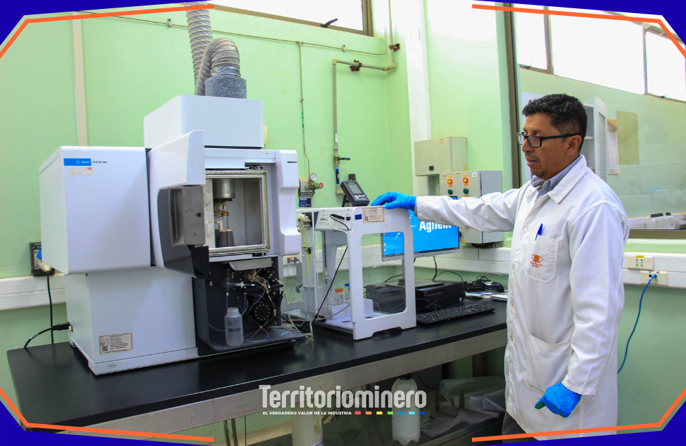 Codelco Chuquicamata lidera iniciativa continental para certificar mediciones de litio Profesionales del Laboratorio Químico Central de Chuquicamata realizan análisis metrológico de carbonato de litio.