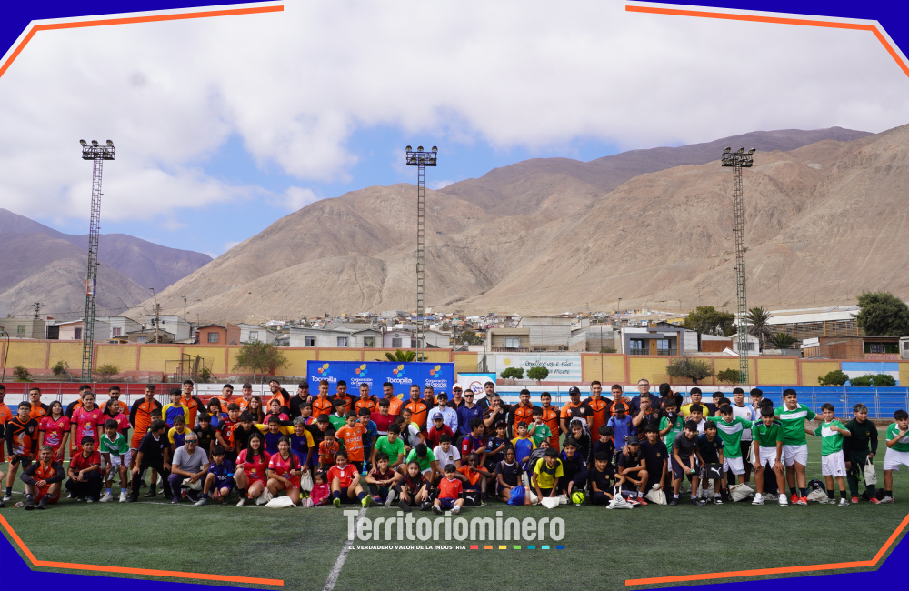 Minera El Abra renueva auspicio a Cobreloa en su aniversario 49 Plantel de Cobreloa junto a representantes de Minera El Abra durante actividades deportivas con niños y jóvenes en Calama.