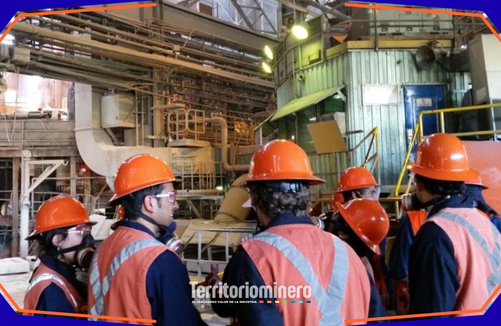 Estudiantes PUCV desarrollan proyecto para valorizar relaves mineros Estudiantes de Ingeniería Civil Metalúrgica PUCV realizan ensayos de laboratorio con relaves para fabricar materiales de construcción.