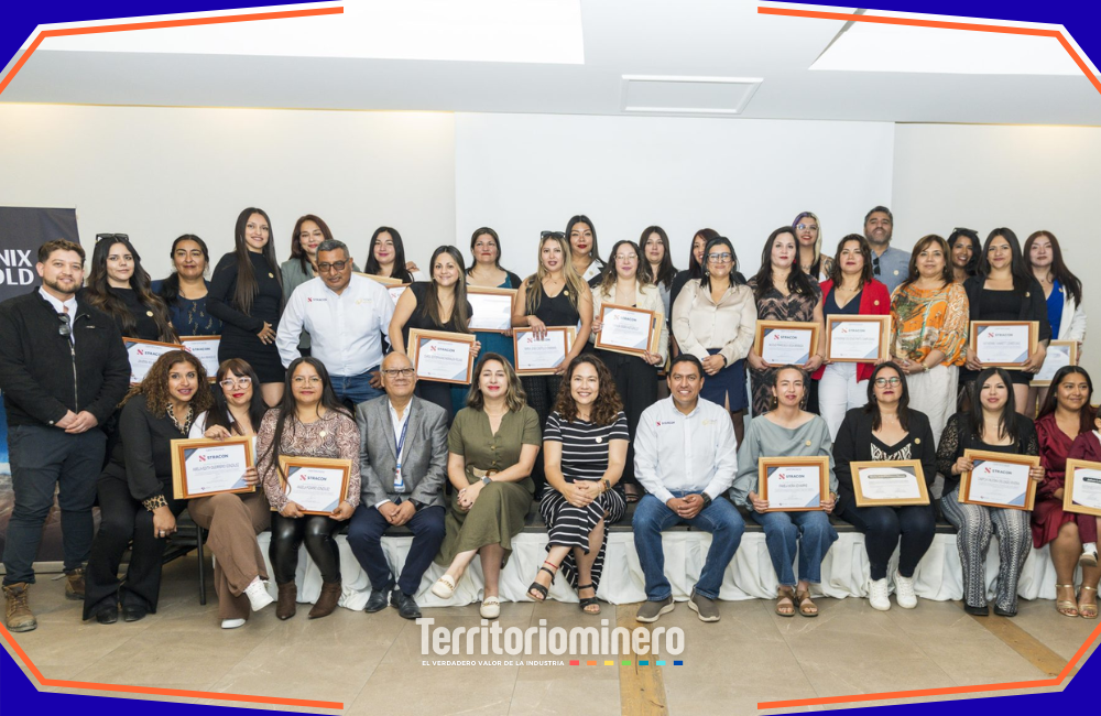 Fenix Gold y Stracon concluyen capacitación minera a 27 mujeres en Atacama Participantes del programa Mujeres Operadoras Mineras durante prácticas con maquinaria en faena Fenix Gold en la Región de Atacama.