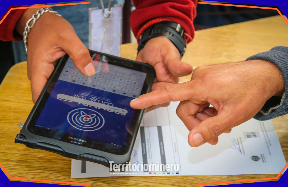 Minera Los Pelambres impulsa telemetría para la gestión hídrica en servicios sanitarios rurales del Choapa Operadores de un Servicio Sanitario Rural revisan en plataforma digital los niveles de estanques y pozos del programa APRoxima en Red en Choapa.