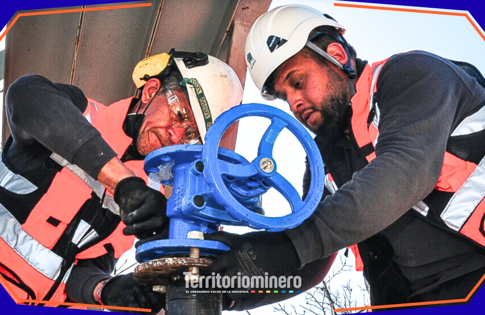 Operadores de un Servicio Sanitario Rural revisan en plataforma digital los niveles de estanques y pozos del programa APRoxima en Red en Choapa.