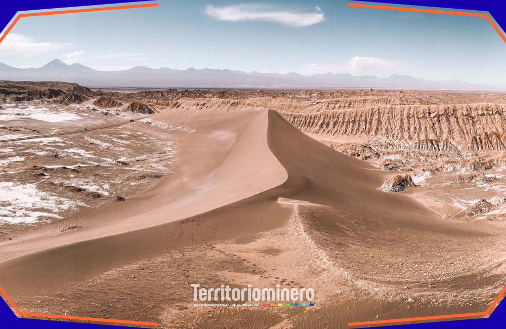 SQM e Ivanhoe Electric acuerdan exploración cuprífera en el norte de Chile Zona del desierto de Atacama con cobertura de caliche donde SQM e Ivanhoe Electric explorarán cobre.