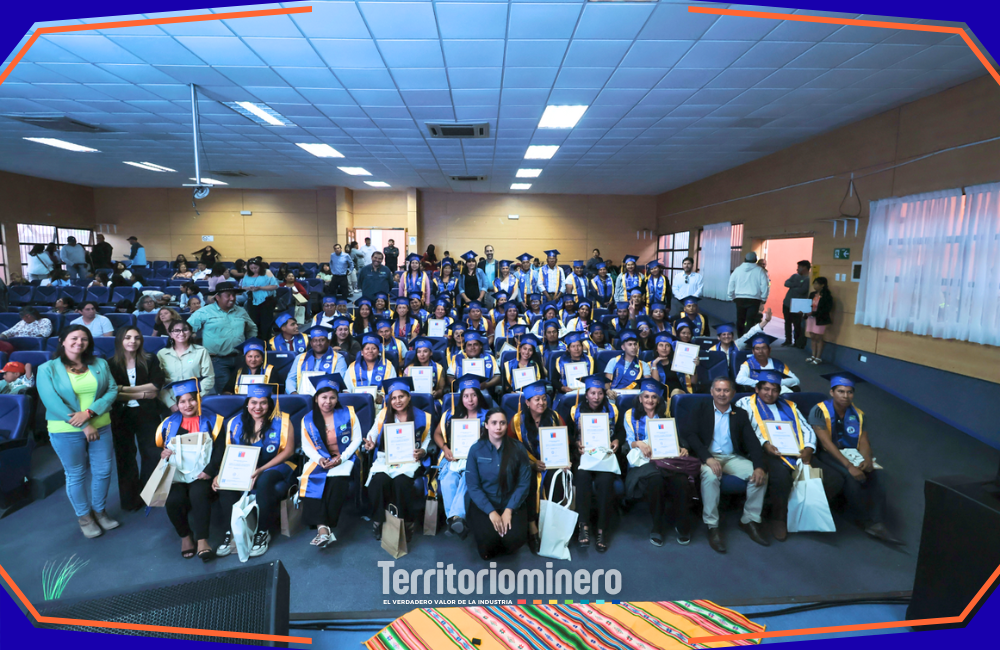 Más de 80 personas culminan estudios básicos y medios en San Pedro de Atacama Personas adultas y jóvenes de San Pedro de Atacama certificadas en educación básica y media durante ceremonia de egreso.