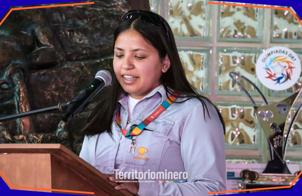 Mujeres egresadas del Programa Aprendices 2025 de Radomiro Tomic durante ceremonia en Calama, avanzando en inclusión femenina minera.