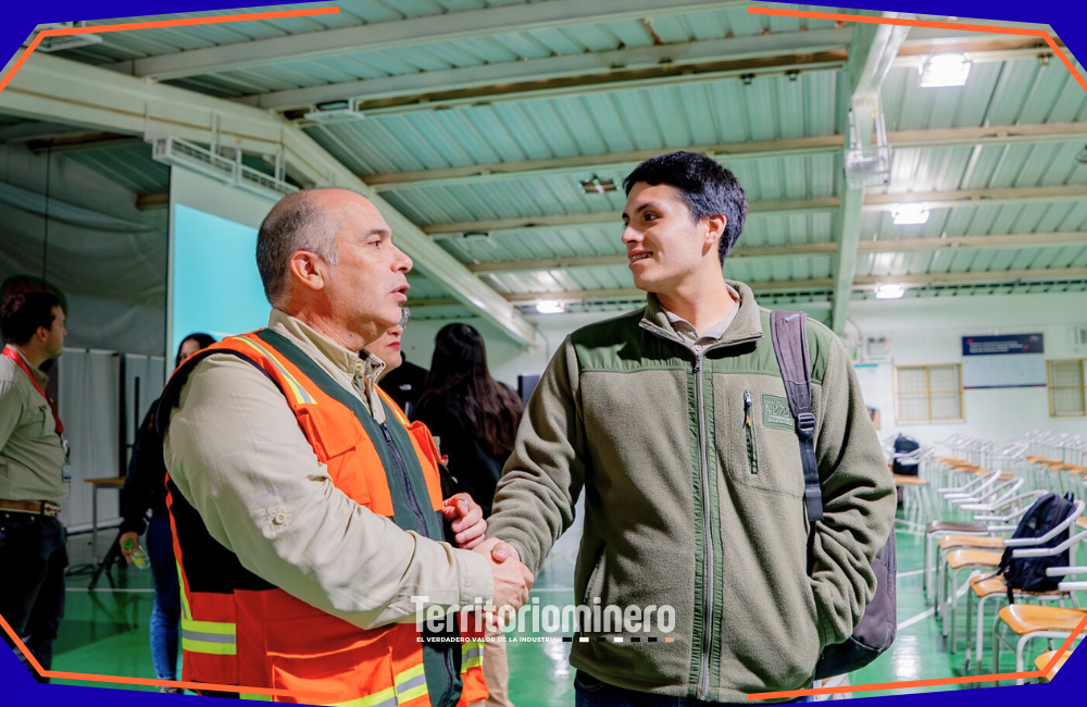 Estudiantes en prácticas profesionales en Minera Lomas Bayas durante programa de formación de talento joven en Antofagasta