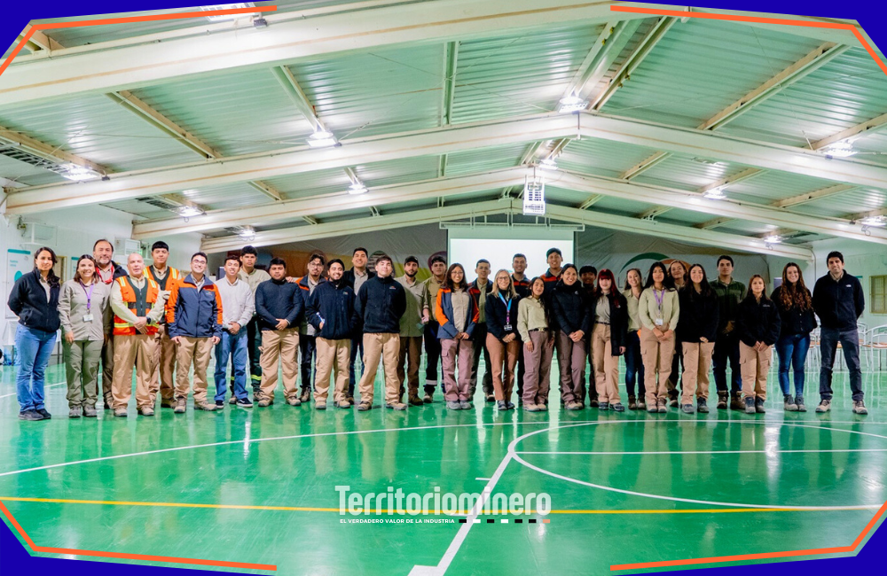 Lomas Bayas abre sus puertas al talento joven con más de 30 estudiantes en prácticas y memorias Estudiantes en prácticas profesionales en Minera Lomas Bayas durante programa de formación de talento joven en Antofagasta